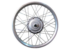 Izmerjaem-okruzhnost-kolesa-jelektrovelosipeda